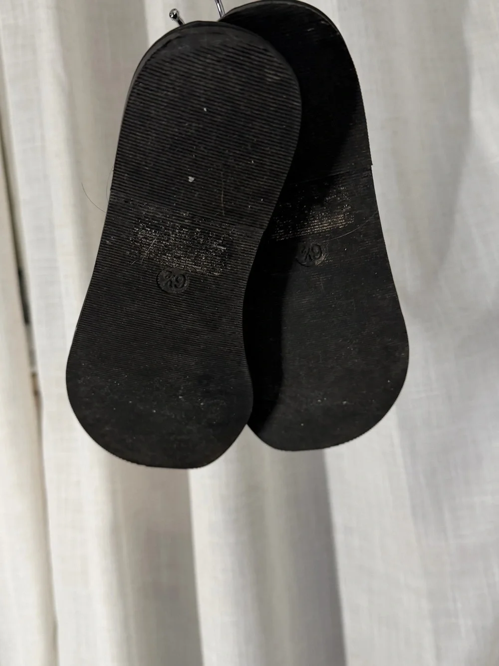 Black Women's Toe-Loop Sandals with Silver Accent 6.5